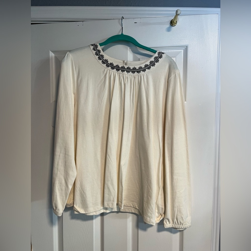 Old Navy off- white tunic with black detail. Size XL.